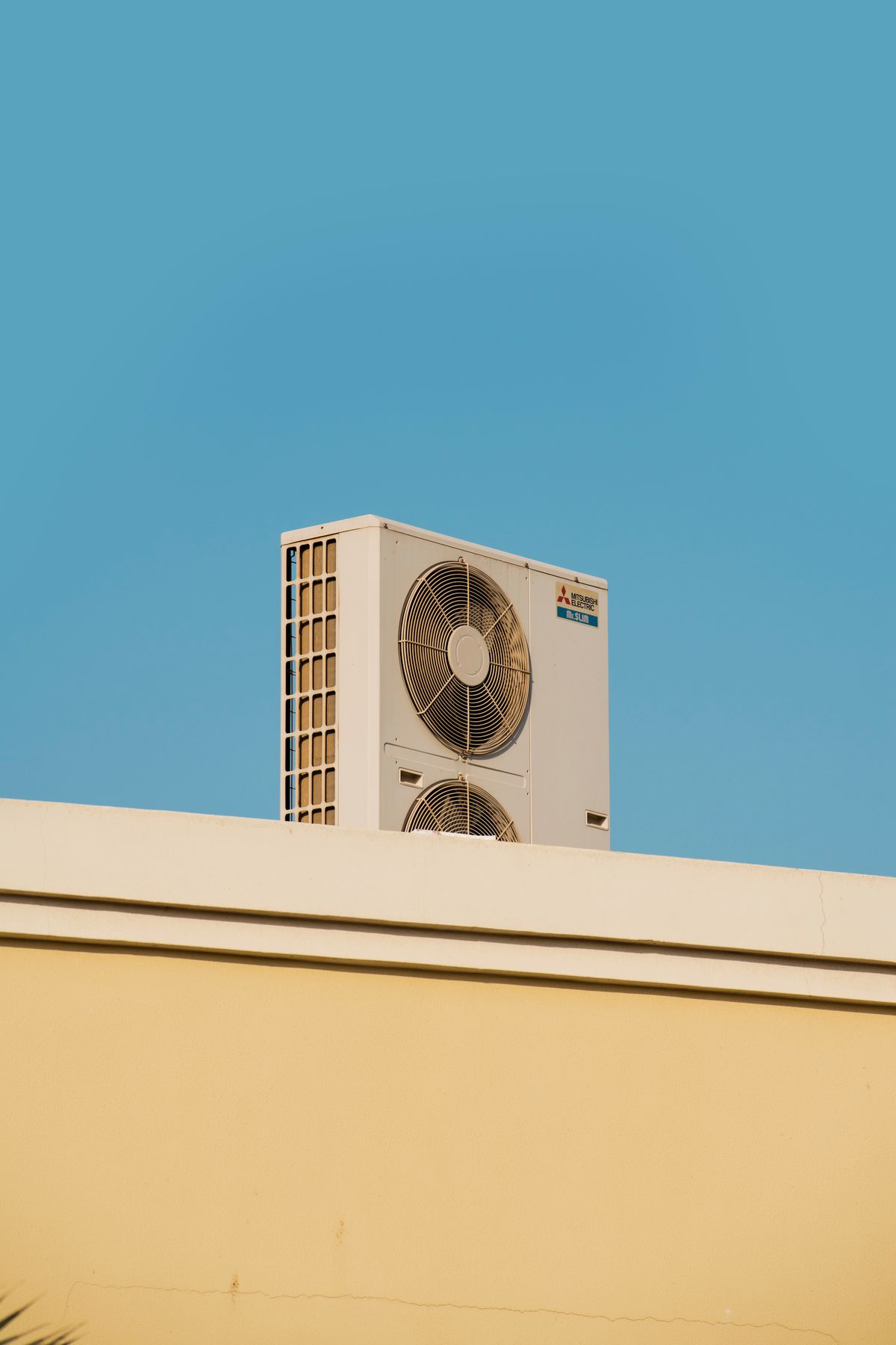 Unité de climatisation en toiture sous un ciel bleu